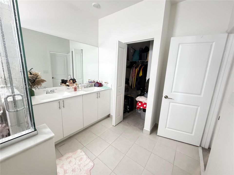 For Rent: $2,800 (3 beds, 2 baths, 1331 Square Feet)