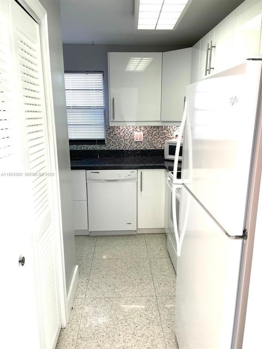 待售: $320,000 (1 贝兹, 1 浴室, 765 平方英尺)