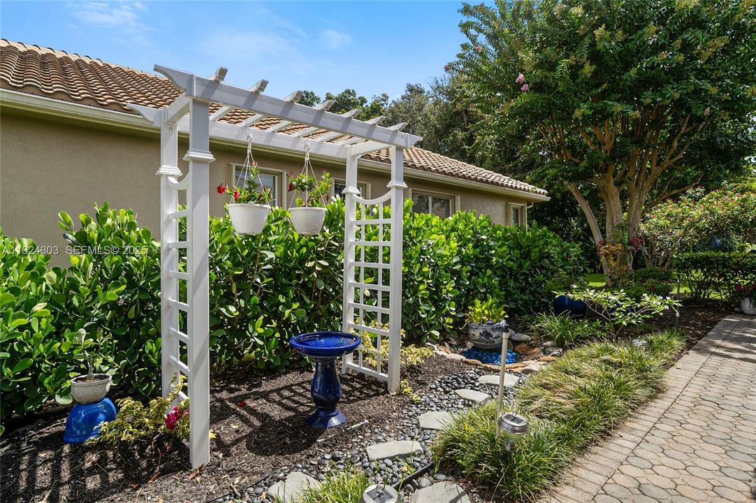 For Sale: $499,900 (2 beds, 2 baths, 2299 Square Feet)