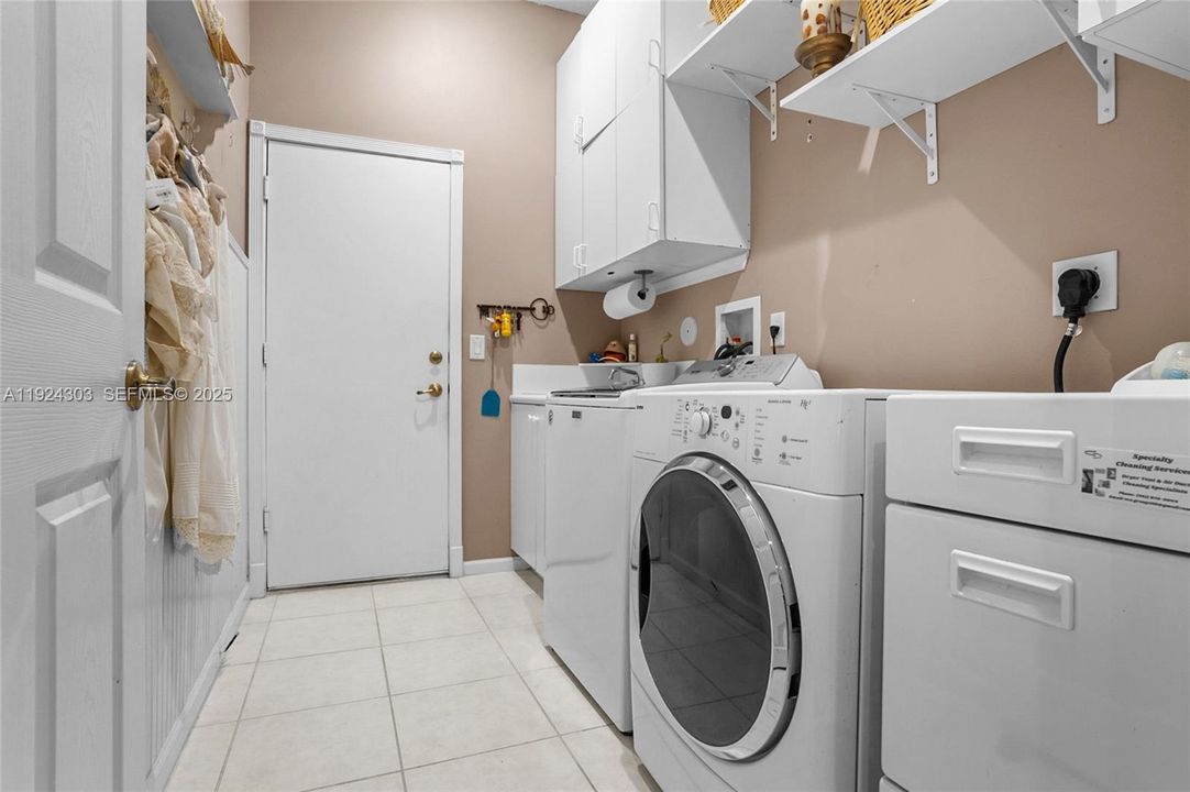 For Sale: $499,900 (2 beds, 2 baths, 2299 Square Feet)