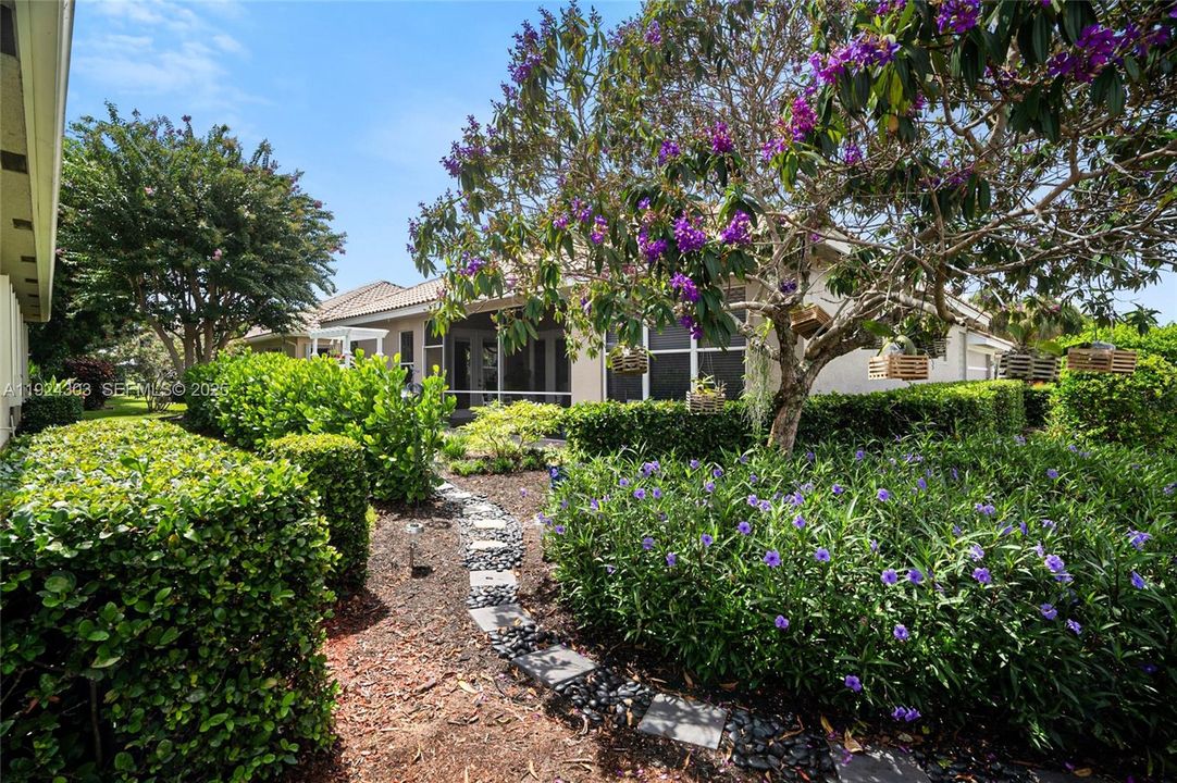 For Sale: $499,900 (2 beds, 2 baths, 2299 Square Feet)