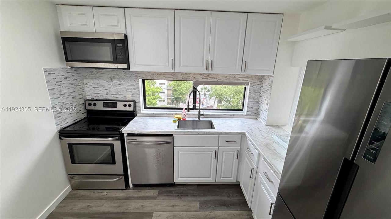 For Rent: $2,100 (1 beds, 1 baths, 767 Square Feet)