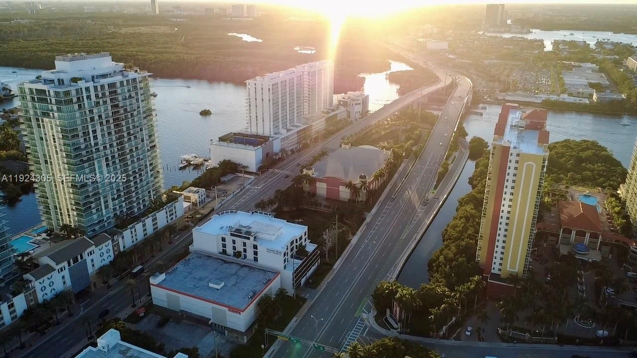 For Rent: $2,100 (1 beds, 1 baths, 767 Square Feet)