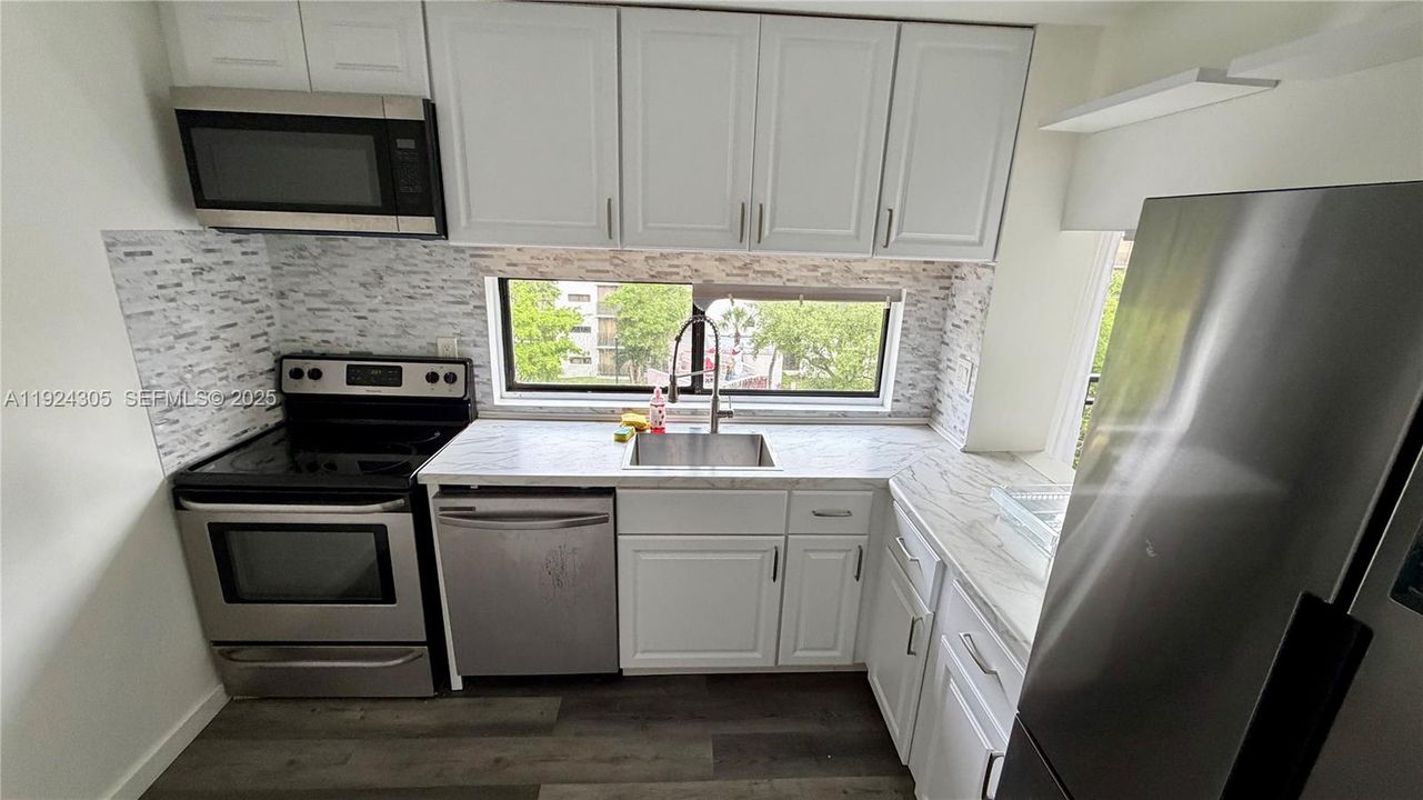 For Rent: $2,100 (1 beds, 1 baths, 767 Square Feet)