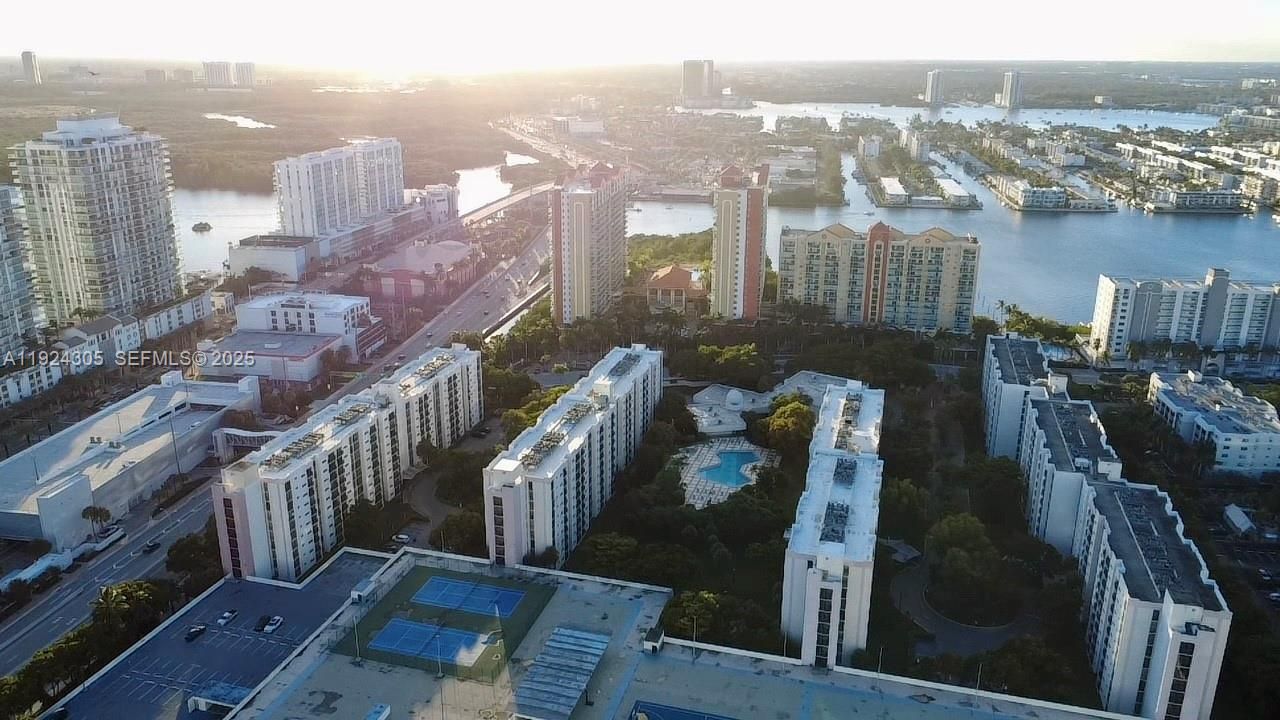 For Rent: $2,100 (1 beds, 1 baths, 767 Square Feet)