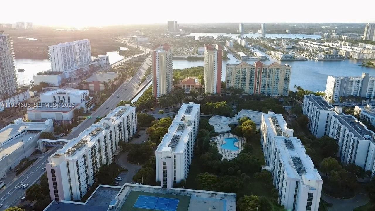 For Rent: $2,100 (1 beds, 1 baths, 767 Square Feet)