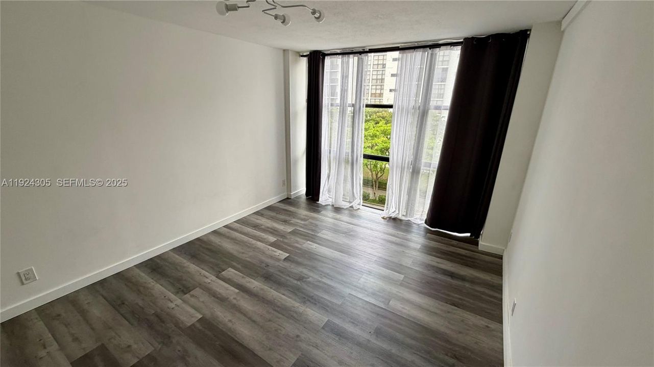 For Rent: $2,100 (1 beds, 1 baths, 767 Square Feet)