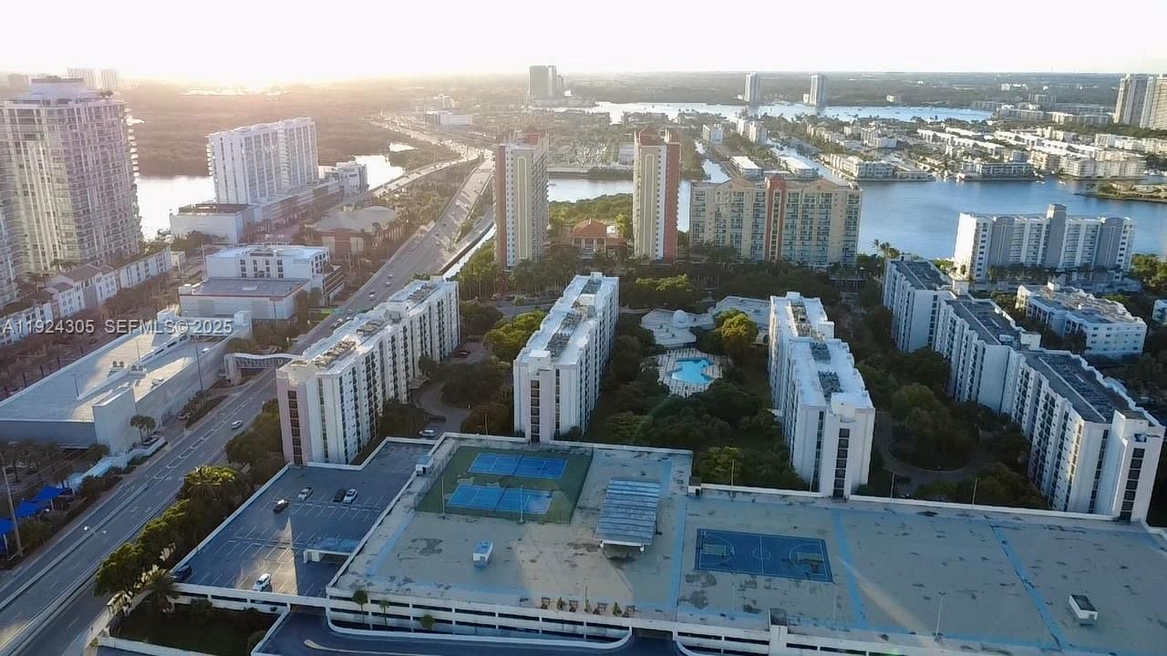 For Rent: $2,100 (1 beds, 1 baths, 767 Square Feet)