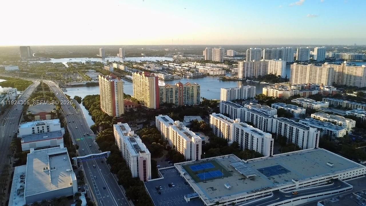 For Rent: $2,100 (1 beds, 1 baths, 767 Square Feet)