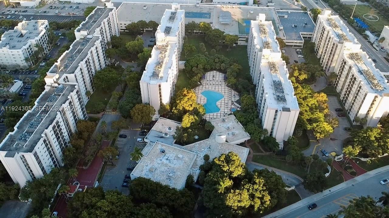 For Rent: $2,100 (1 beds, 1 baths, 767 Square Feet)