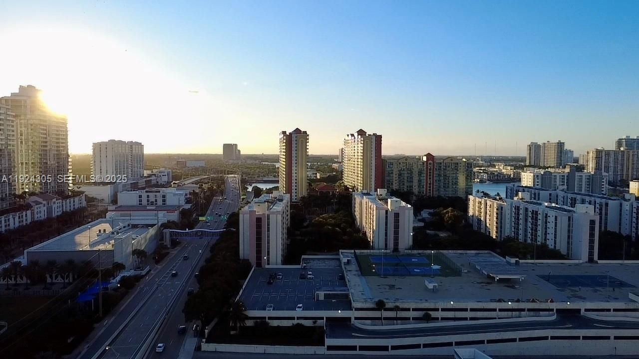 For Rent: $2,100 (1 beds, 1 baths, 767 Square Feet)