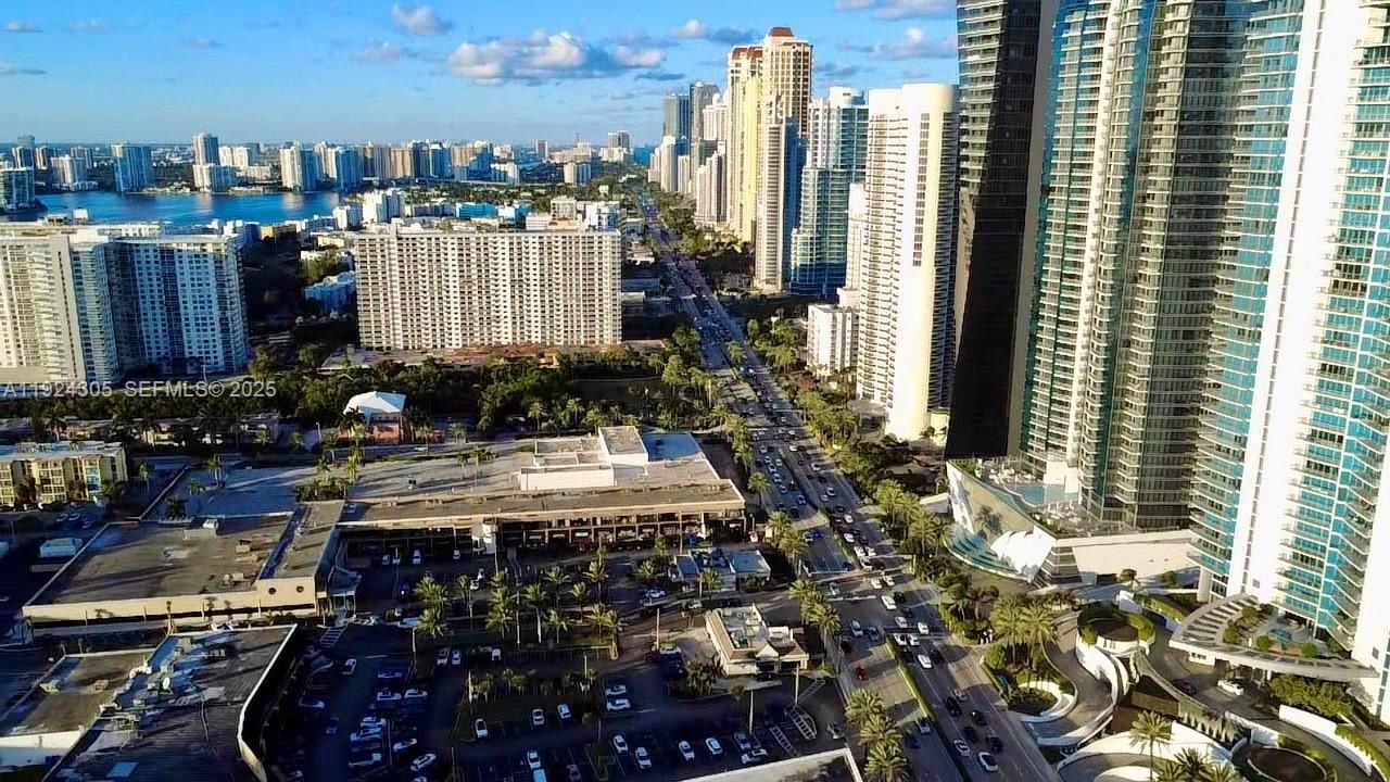 For Rent: $2,100 (1 beds, 1 baths, 767 Square Feet)