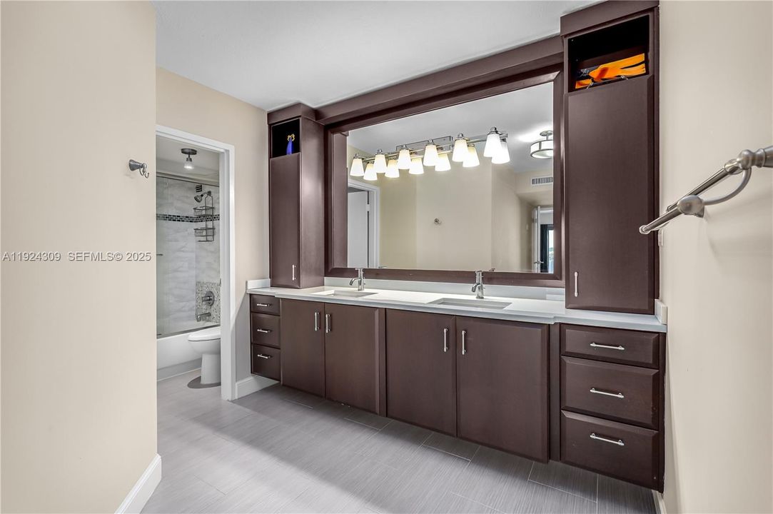 出租: $3,000 (2 贝兹, 2 浴室, 1285 平方英尺)