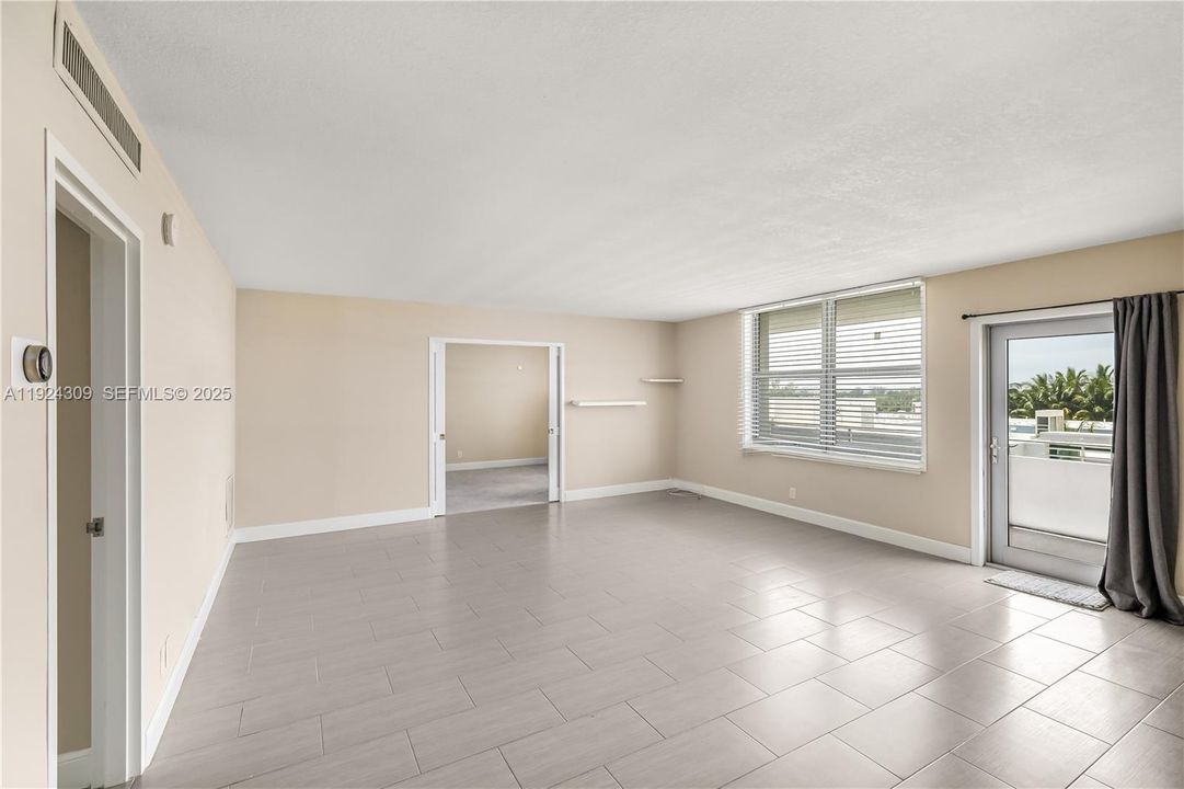 出租: $3,000 (2 贝兹, 2 浴室, 1285 平方英尺)