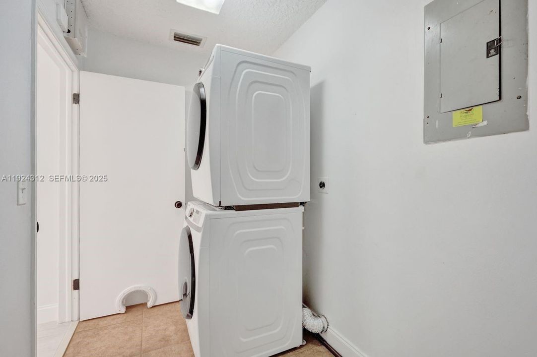 En Venta: $389,000 (2 camas, 2 baños, 1581 Pies cuadrados)