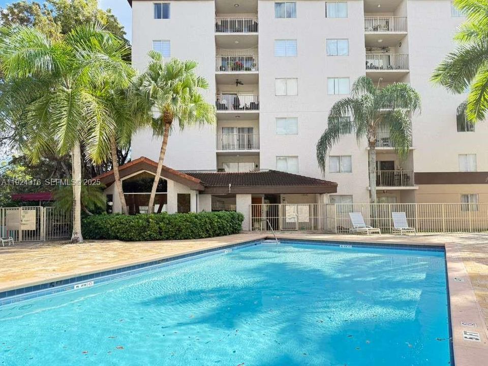 For Rent: $2,300 (2 beds, 2 baths, 887 Square Feet)