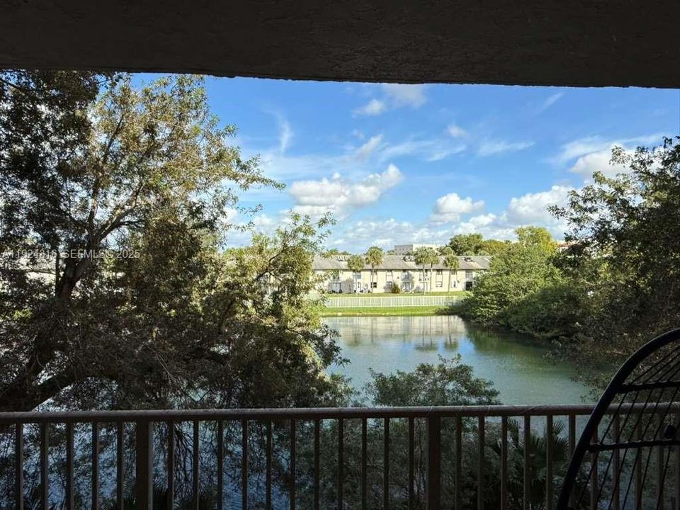 For Rent: $2,300 (2 beds, 2 baths, 887 Square Feet)