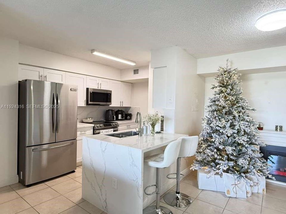 For Rent: $2,300 (2 beds, 2 baths, 887 Square Feet)