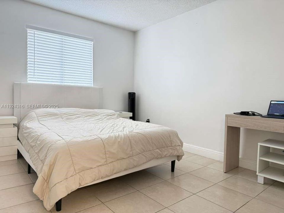 For Rent: $2,300 (2 beds, 2 baths, 887 Square Feet)