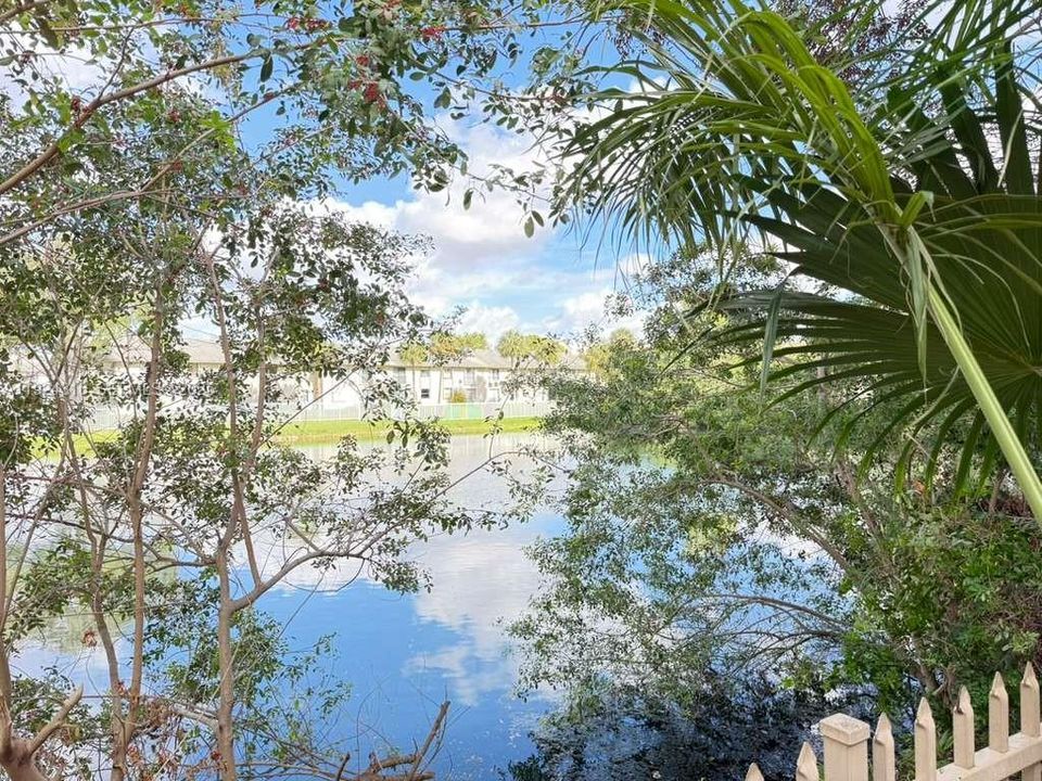 For Rent: $2,300 (2 beds, 2 baths, 887 Square Feet)