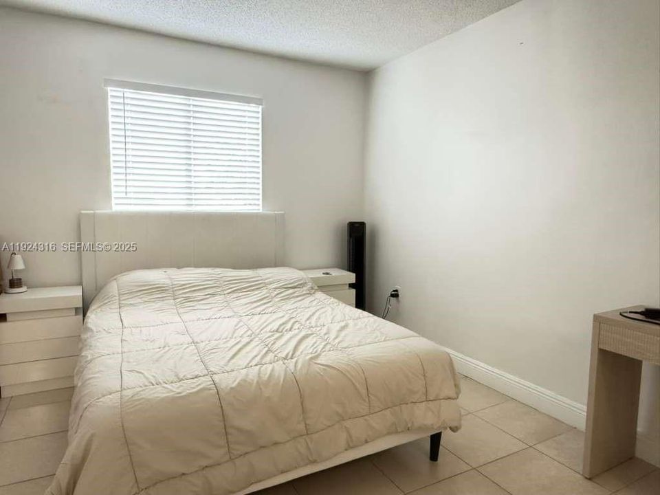 For Rent: $2,300 (2 beds, 2 baths, 887 Square Feet)
