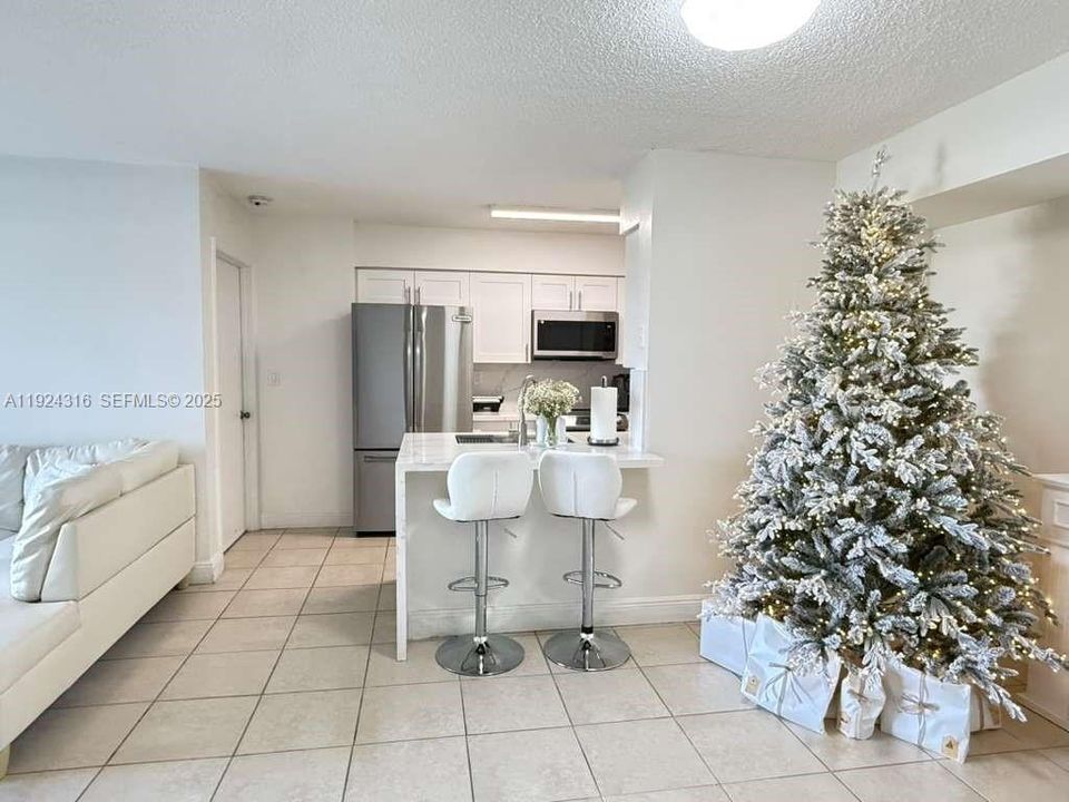 For Rent: $2,300 (2 beds, 2 baths, 887 Square Feet)