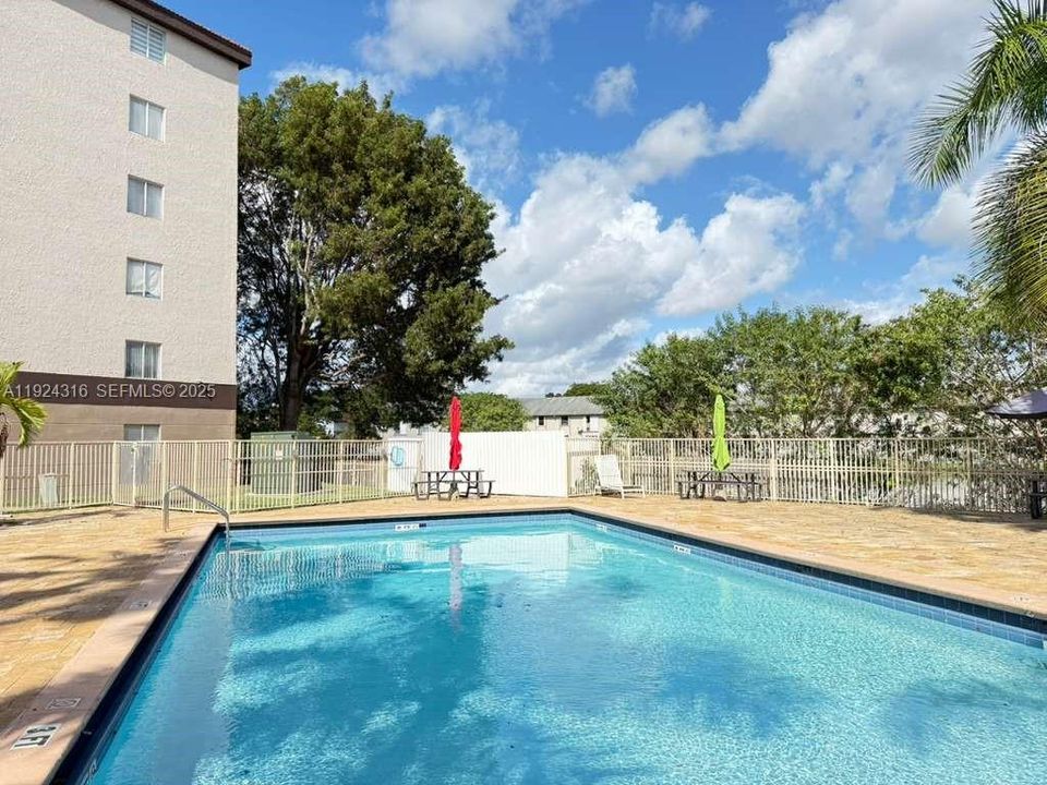 For Rent: $2,300 (2 beds, 2 baths, 887 Square Feet)