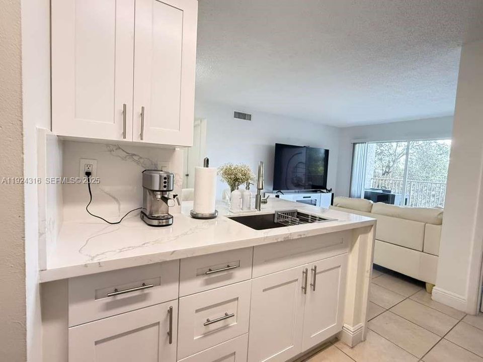 For Rent: $2,300 (2 beds, 2 baths, 887 Square Feet)