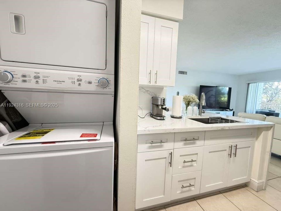 For Rent: $2,300 (2 beds, 2 baths, 887 Square Feet)