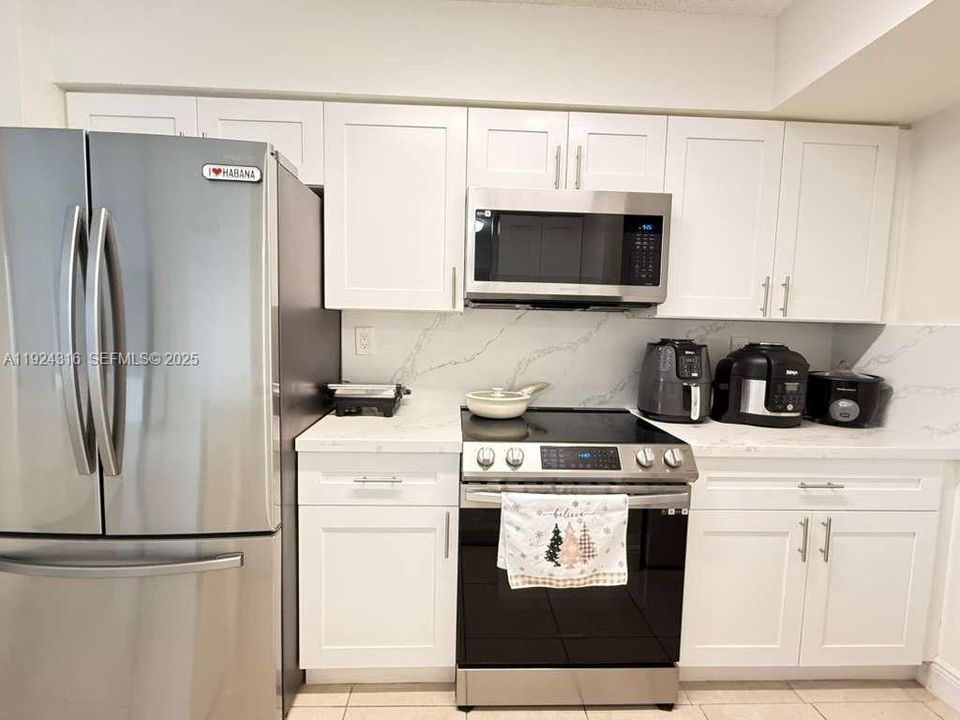 For Rent: $2,300 (2 beds, 2 baths, 887 Square Feet)