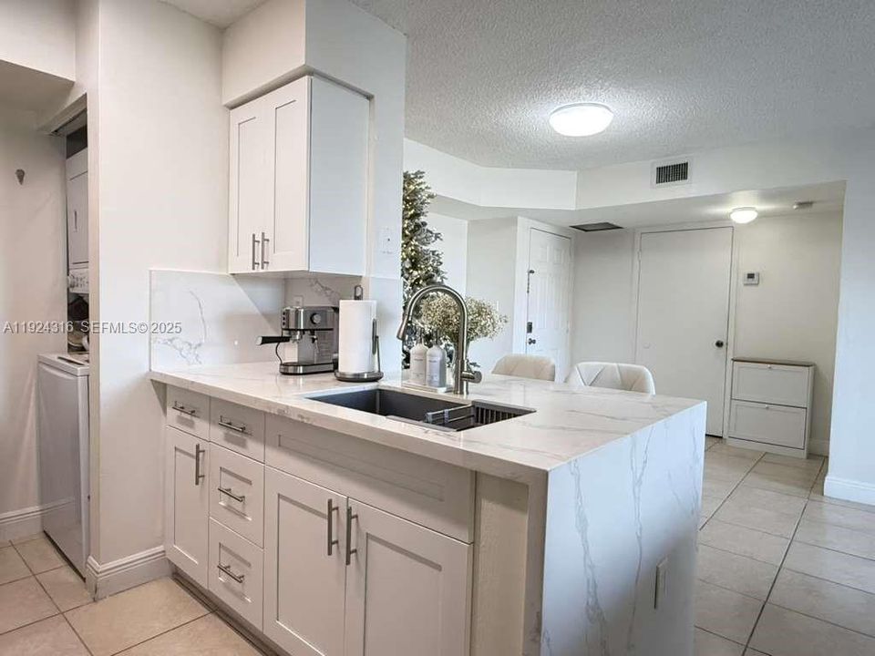 For Rent: $2,300 (2 beds, 2 baths, 887 Square Feet)