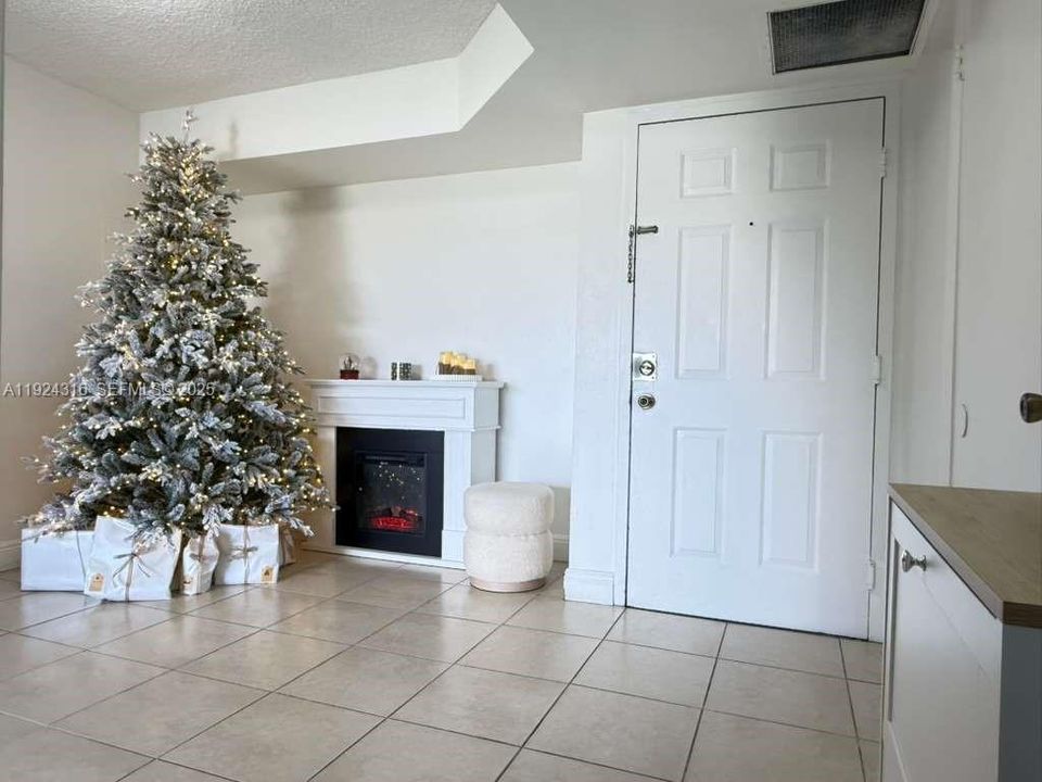 For Rent: $2,300 (2 beds, 2 baths, 887 Square Feet)