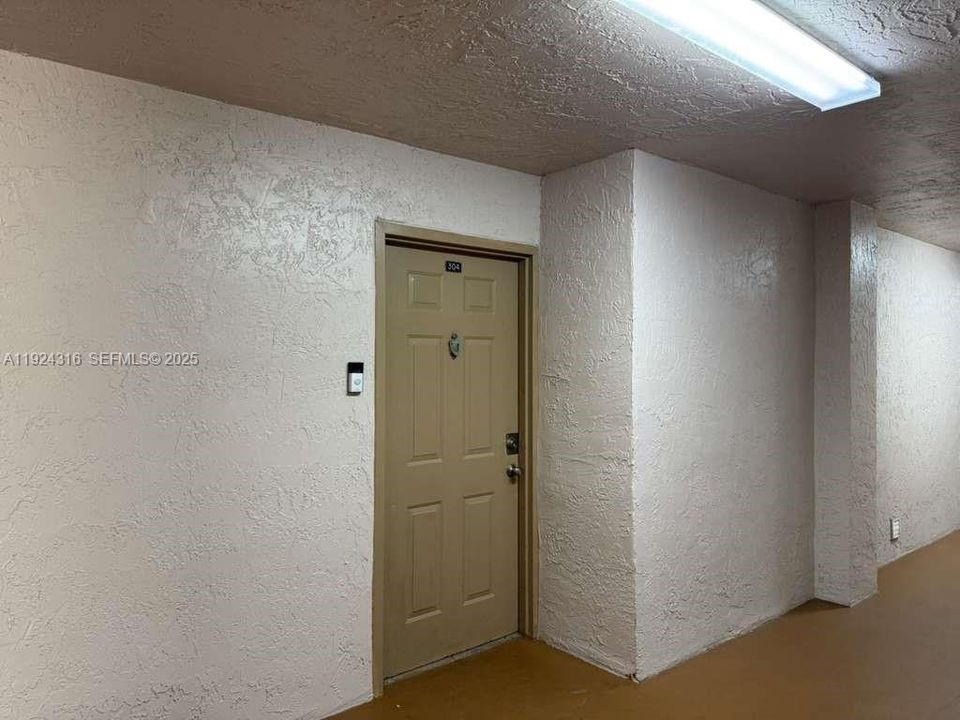 For Rent: $2,300 (2 beds, 2 baths, 887 Square Feet)