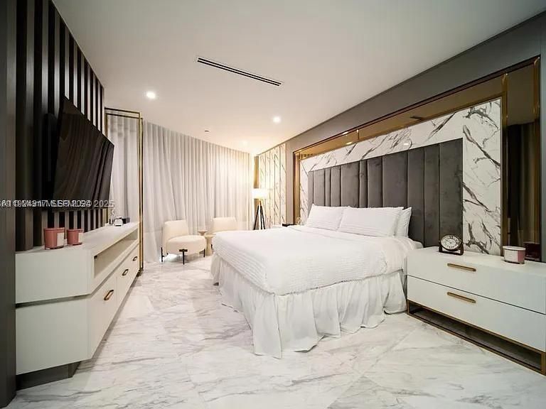 For Rent: $23,000 (5 beds, 5 baths, 3852 Square Feet)