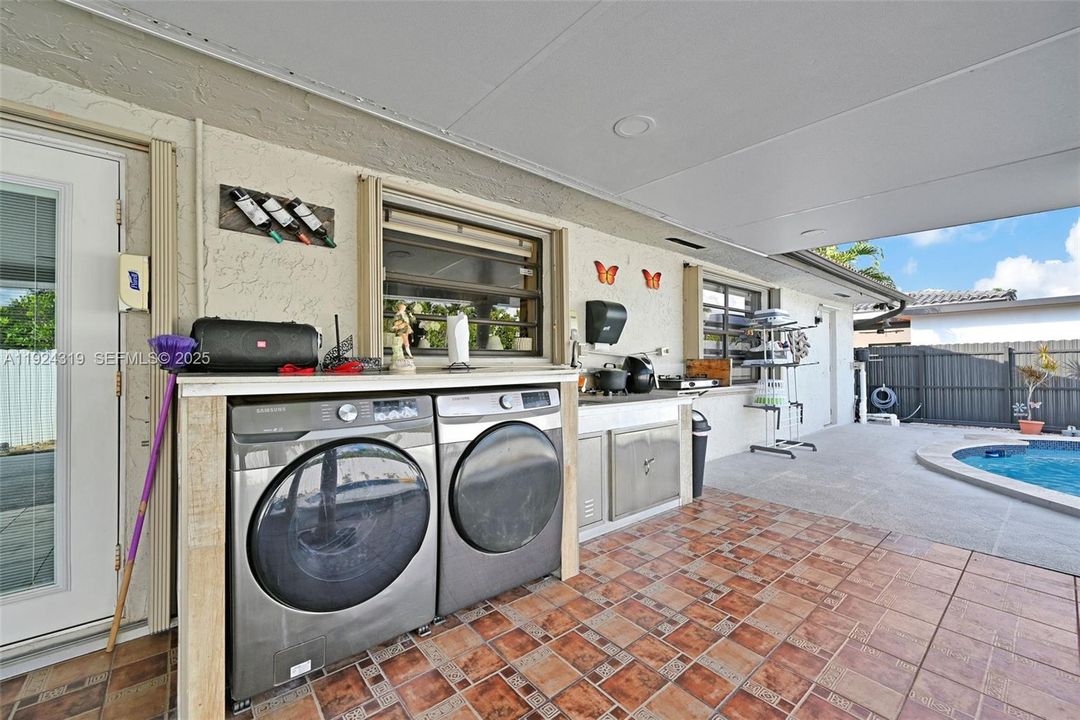 For Sale: $880,000 (6 beds, 3 baths, 1902 Square Feet)