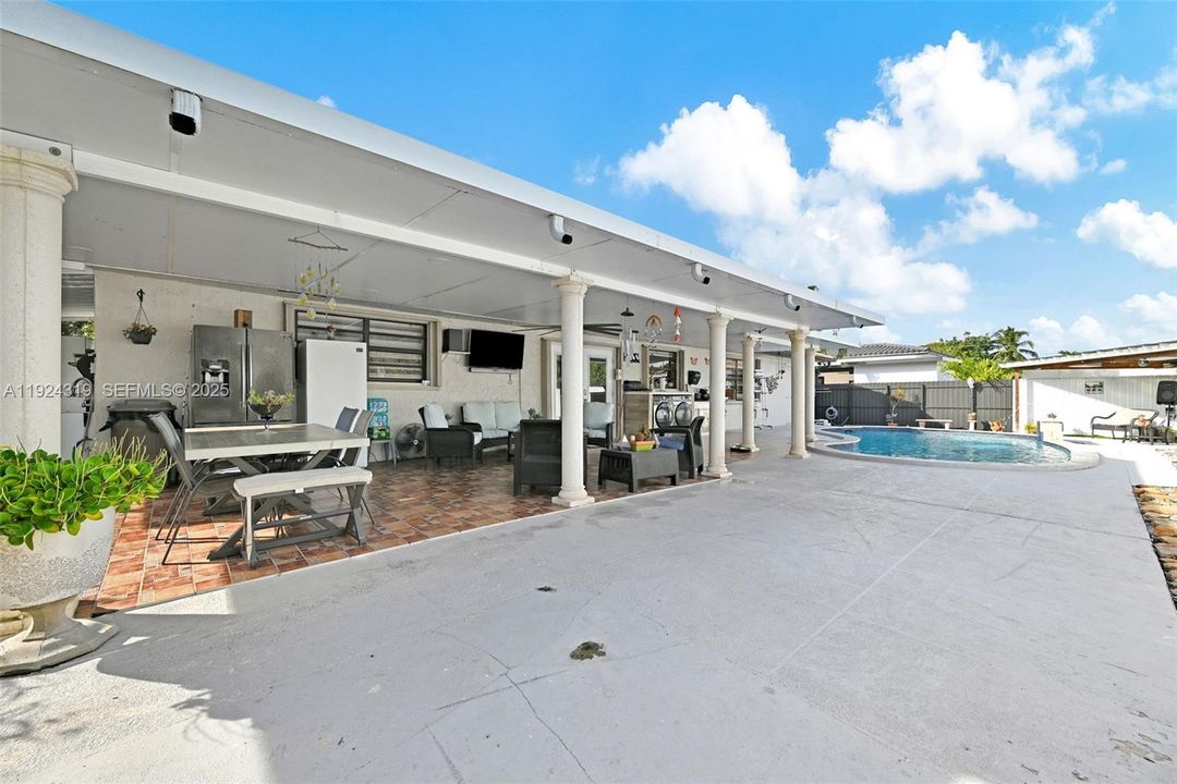 For Sale: $880,000 (6 beds, 3 baths, 1902 Square Feet)