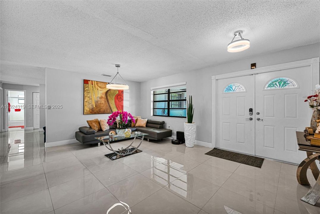 For Sale: $880,000 (6 beds, 3 baths, 1902 Square Feet)