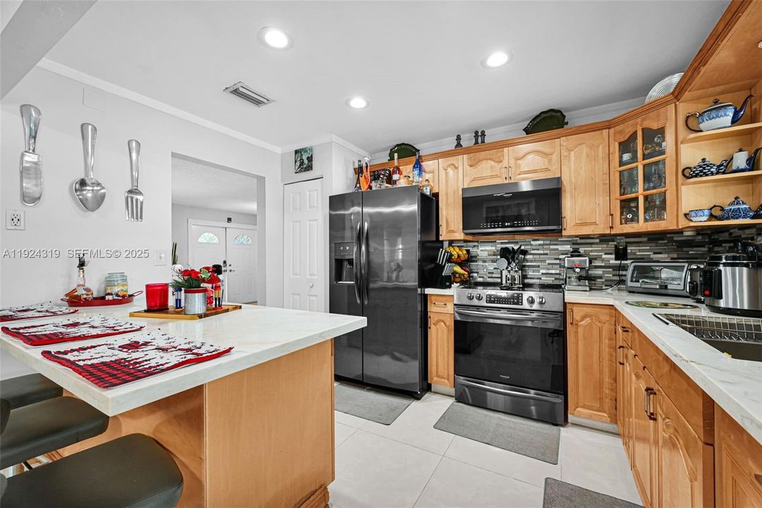 For Sale: $880,000 (6 beds, 3 baths, 1902 Square Feet)