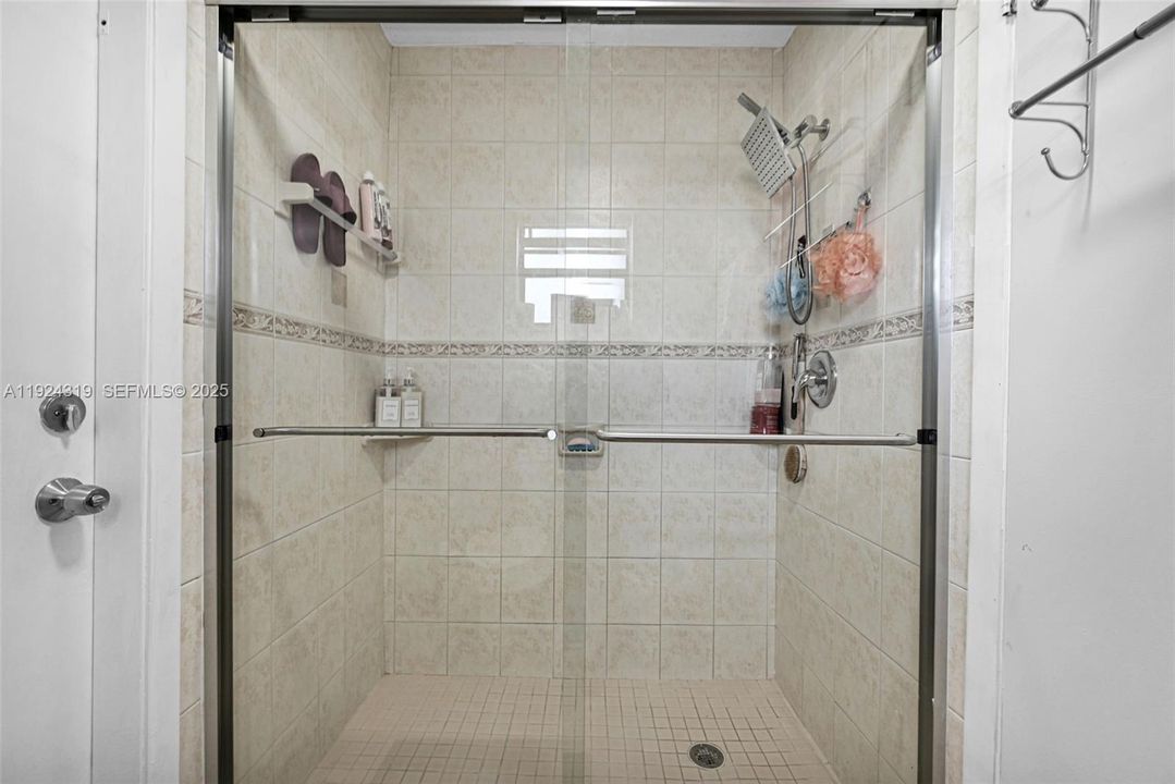 For Sale: $880,000 (6 beds, 3 baths, 1902 Square Feet)