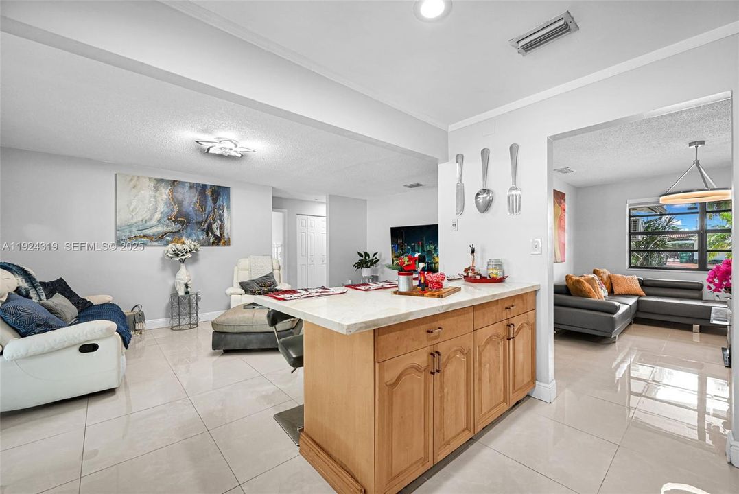 For Sale: $880,000 (6 beds, 3 baths, 1902 Square Feet)