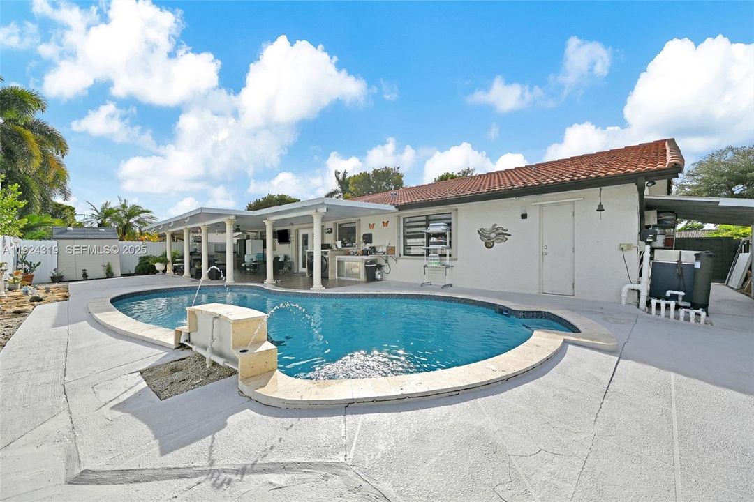 For Sale: $880,000 (6 beds, 3 baths, 1902 Square Feet)