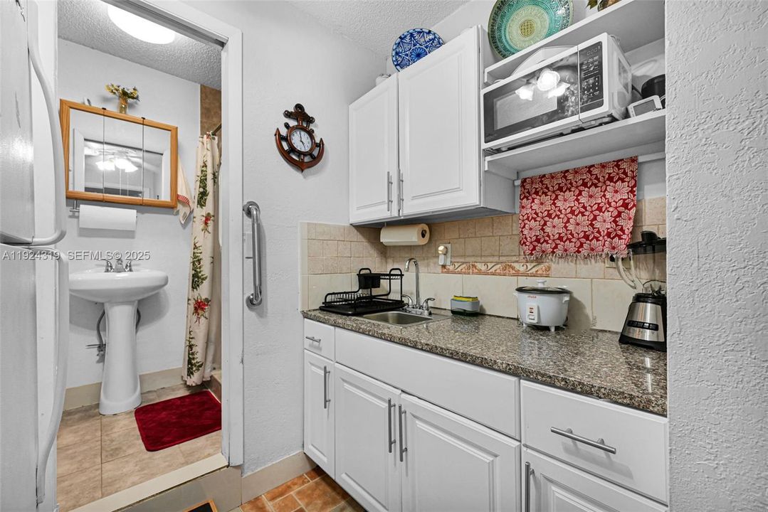 For Sale: $880,000 (6 beds, 3 baths, 1902 Square Feet)