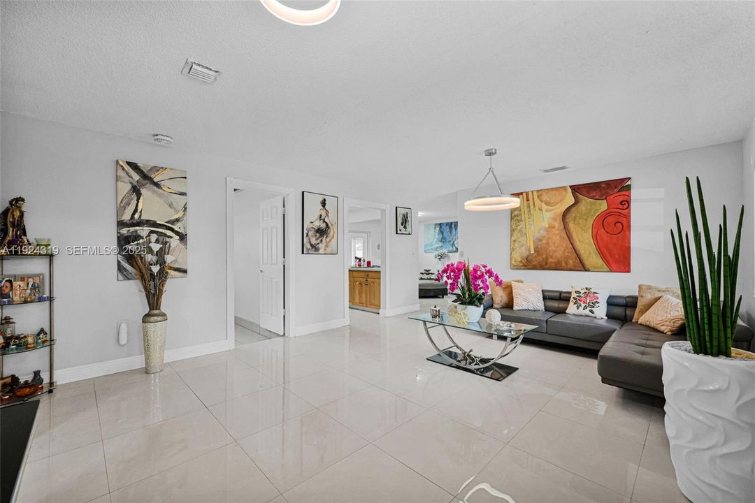 For Sale: $880,000 (6 beds, 3 baths, 1902 Square Feet)