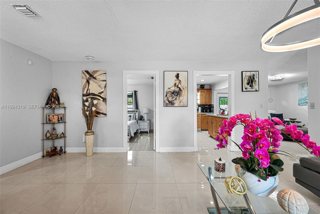 For Sale: $880,000 (6 beds, 3 baths, 1902 Square Feet)