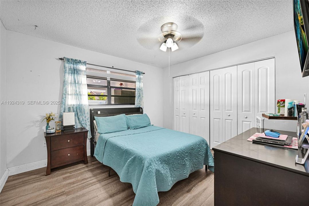 For Sale: $880,000 (6 beds, 3 baths, 1902 Square Feet)