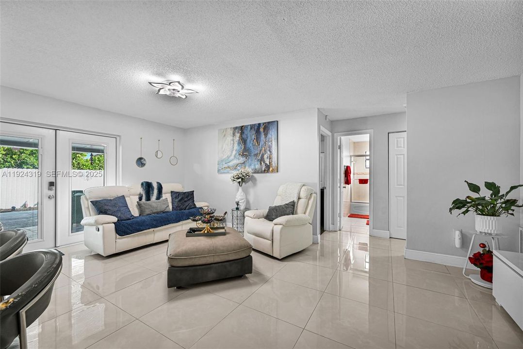 For Sale: $880,000 (6 beds, 3 baths, 1902 Square Feet)