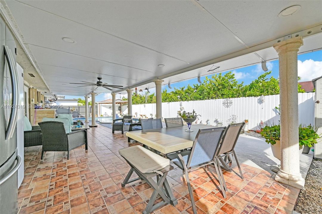 For Sale: $880,000 (6 beds, 3 baths, 1902 Square Feet)