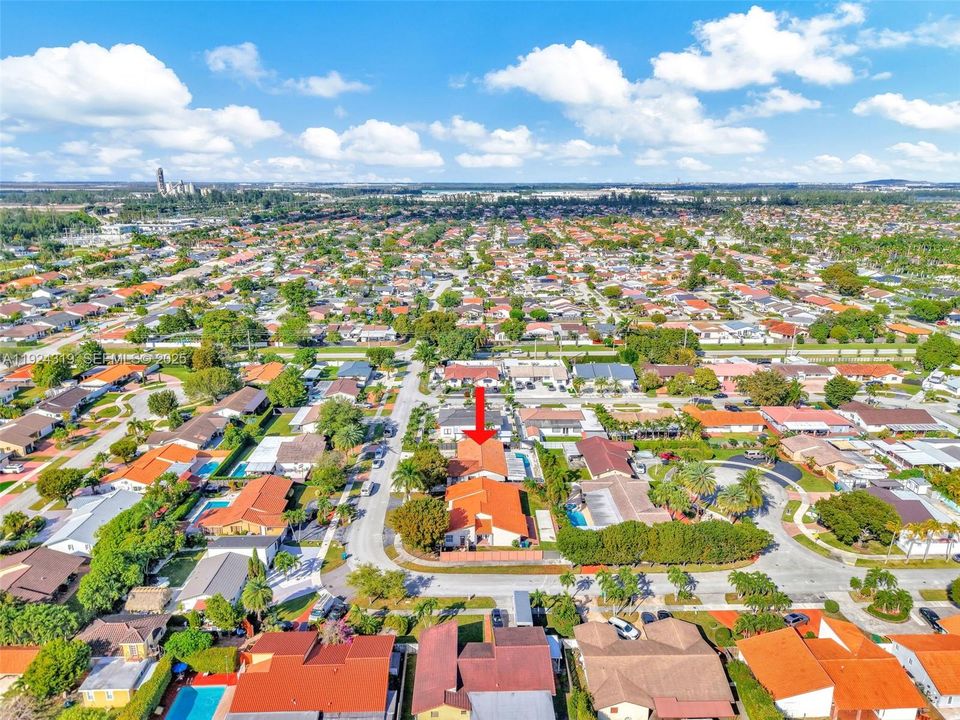 For Sale: $880,000 (6 beds, 3 baths, 1902 Square Feet)