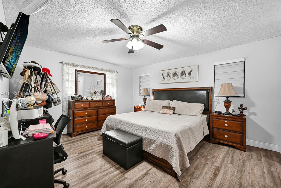 For Sale: $880,000 (6 beds, 3 baths, 1902 Square Feet)