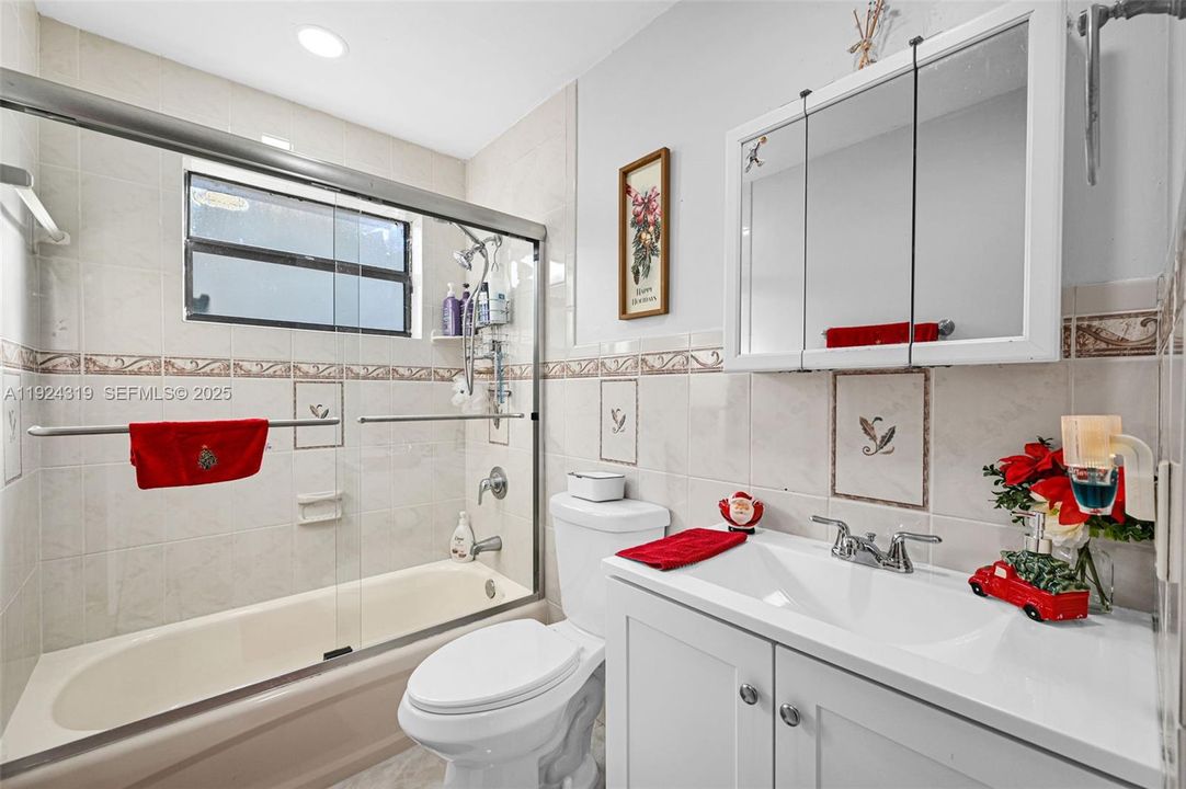 For Sale: $880,000 (6 beds, 3 baths, 1902 Square Feet)